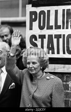 Die britische konservative Premierministerin Margaret Thatcher winkt der Menge im Wahllokal Castle Street, London SW1, zu. 11.. Juni 1987 Stockfoto