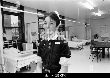 Die AIDS-Station im Middlesex Hospital, die am 19.. Januar eröffnet wird. Schwester Jacqui Elliott (26) mit ihrer neuen Ladung, der Broderip ward. 16.. Dezember 1987. Stockfoto