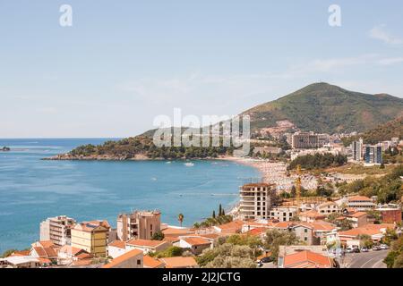 Luftaufnahme der Küste der adriatischen Küste in Budva Riviera. Lage Ort Becici gegenüber der Insel St. Nikolaus, Montenegro, Balkan Stockfoto