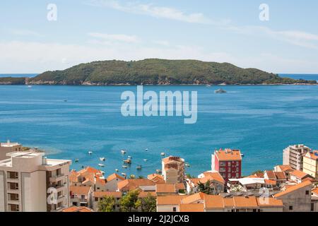 Luftaufnahme der Küste der adriatischen Küste in Budva Riviera. Lage Ort Rafailovici gegenüber der Insel St. Nikolaus, Montenegro, Balkan Stockfoto