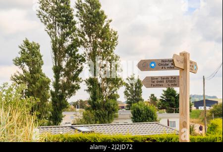 Fingerpost aus Holz mit Blick auf den Heacham Circular Walk und Silver Sands Pub, Heacham, einem Küstendorf im Westen von Norfolk, England, mit Blick auf die Wash Stockfoto