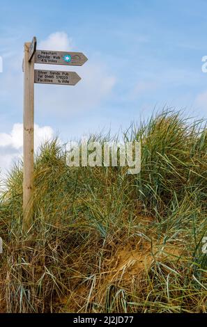 Fingerpost aus Holz mit Blick auf den Heacham Circular Walk und Silver Sands Pub, Heacham, einem Küstendorf im Westen von Norfolk, England, mit Blick auf die Wash Stockfoto