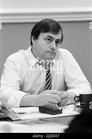 John Prescott MP, Mitglied des Parlamentes für Hull East und Schattenminister für Verkehr, im Büro, London, Donnerstag, 14.. April 1988. Stockfoto