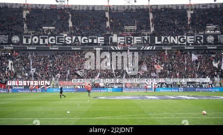 02. April 2022, Hessen, Frankfurt/Main: Fußball: Bundesliga, Eintracht Frankfurt - SpVgg Greuther Fürth, Matchday 28, Deutsche Bank Park. Auf einem Banner in der Nordwestkurve steht geschrieben: „Es gibt noch Leben im alten Hund“. Foto: Sebastian Gollnow/dpa - WICHTIGER HINWEIS: Gemäß den Anforderungen der DFL Deutsche Fußball Liga und des DFB Deutscher Fußball-Bund ist es untersagt, im Stadion und/oder vom Spiel aufgenommene Fotos in Form von Sequenzbildern und/oder videoähnlichen Fotoserien zu verwenden oder zu verwenden. Stockfoto