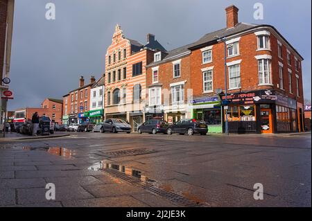 Ein kleiner Blick auf ein Gebäude im niederländischen Stil zwischen Geschäften und ein Imbiss in der West Street Stockfoto