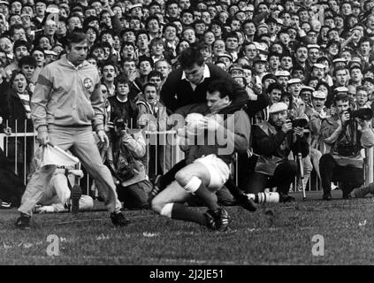 Five Nations Championship 1988. Wales – Schottland, Nationalstadion, Cardiff. Der schottische Winger, Iwan Tukalo, bekämpft Ieuan Evans (Wales). 20.. Februar 1988. Stockfoto