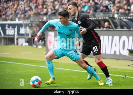 02. April 2022, Hessen, Frankfurt/Main: Fußball: Bundesliga, Eintracht Frankfurt - SpVgg Greuther Fürth, Matchday 28, Deutsche Bank Park. Fürths Marco Meyerhöfer (l) gegen den Frankfurter Filip Kostic. Foto: Sebastian Gollnow/dpa - WICHTIGER HINWEIS: Gemäß den Anforderungen der DFL Deutsche Fußball Liga und des DFB Deutscher Fußball-Bund ist es untersagt, im Stadion und/oder vom Spiel aufgenommene Fotos in Form von Sequenzbildern und/oder videoähnlichen Fotoserien zu verwenden oder zu verwenden. Stockfoto