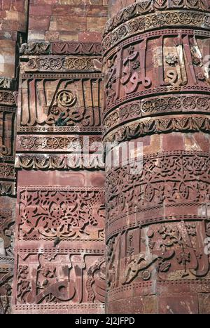 Indien. Delhi. Qutb Minar. Nahaufnahme der Steinschnitzerei. Stockfoto
