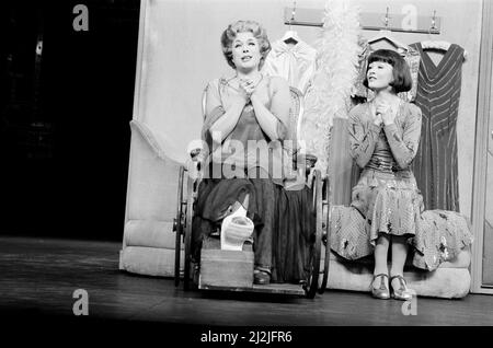 Jill Gascoine spielt als Dorothy Brock im West End Musical 42. Street, das im April 1987 im Theatre Royal Drury Lane in London eröffnet wurde. Hier auf der Bühne mit Catherine Zeta Jones (rechts), die Peggy Sawyer spielt. Jill ist vor allem für ihre Rolle als Maggie Forbes in der TV-Serie The Gentle Touch bekannt. Bild aufgenommen am 6.. April 1987 Stockfoto