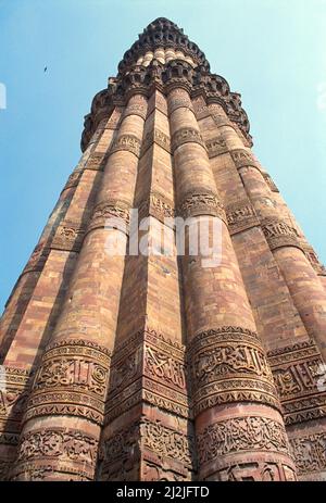 Indien. Delhi. Qutb Minar. Niedriger Aussichtspunkt, Nahaufnahme des geschnitzten Steinminars. Stockfoto