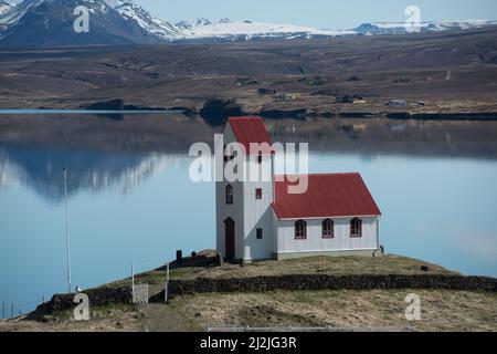 Kapelle mit rotem Dach am Thingvallavatn Lake, island Stockfoto