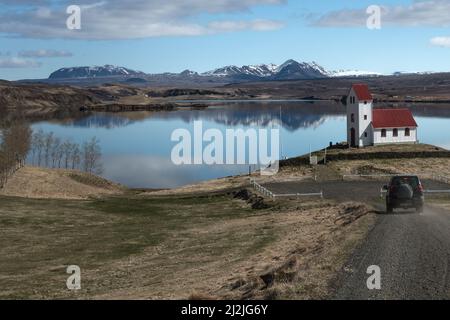 Kapelle mit rotem Dach am Thingvallavatn Lake, island Stockfoto