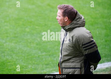 Freiburg Im Breisgau, Deutschland. 02. April 2022. Fußball: Bundesliga, SC Freiburg - Bayern München, Matchday 28, Europa-Park Stadion: Münchner Trainer Julian Nagelsmann. Quelle: Philipp von Ditfurth/dpa - WICHTIGER HINWEIS: Gemäß den Anforderungen der DFL Deutsche Fußball Liga und des DFB Deutscher Fußball-Bund ist es untersagt, im Stadion und/oder vom Spiel aufgenommene Fotos in Form von Sequenzbildern und/oder videoähnlichen Fotoserien zu verwenden oder zu verwenden./dpa/Alamy Live News Stockfoto