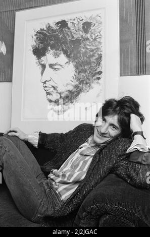 Ronnie Wood, abgebildet 1987 mit seinen Zeichnungen. In diesem Bild zeigt uns Ronnie seine Zeichnung von Bob Dylan. Bild aufgenommen am 20.. Oktober 1987 Stockfoto