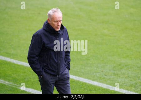 Freiburg Im Breisgau, Deutschland. 02. April 2022. Fußball: Bundesliga, SC Freiburg - Bayern München, Matchday 28, Europa-Park Stadion: Freiburgs Trainer Christian Streich ist am Rand. Quelle: Philipp von Ditfurth/dpa - WICHTIGER HINWEIS: Gemäß den Anforderungen der DFL Deutsche Fußball Liga und des DFB Deutscher Fußball-Bund ist es untersagt, im Stadion und/oder vom Spiel aufgenommene Fotos in Form von Sequenzbildern und/oder videoähnlichen Fotoserien zu verwenden oder zu verwenden./dpa/Alamy Live News Stockfoto