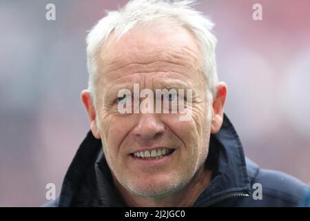 Freiburg, Deutschland. 02. Apr, 2022. firo 1.Bundesliga. 2021/2022 Fußball: Fuvuball: 02.04.2022 SC Freiburg - FC Bayern Mvºnchen München Christian Streich, Trainer des SC Freiburg, Halbfigur, Porträt Credit: dpa/Alamy Live News Stockfoto