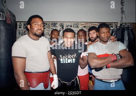 Mike Tyson mit Sparring-Partnern vor James Bonecrusher Smith, der Smith besiegte, um die WBA- und WBC-Titel zu vereinen. 1.. März 1987 Stockfoto