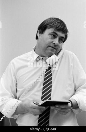 John Prescott MP, Mitglied des Parlamentes für Hull East und Schattenminister für Verkehr, im Büro, London, Donnerstag, 14.. April 1988. Stockfoto