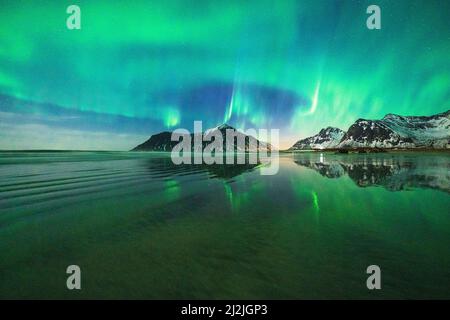 Sternenhimmel mit Nordlichtern über Skagsanden Beach, Flakstad, Lofoten Islands, Norwegen Stockfoto