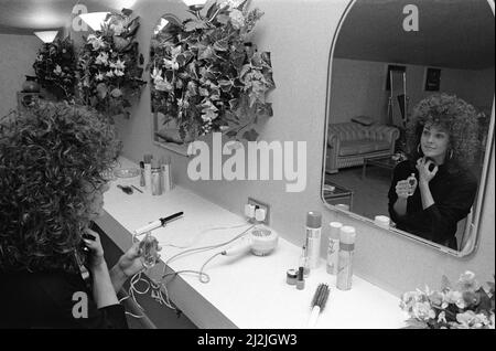 Eine junge Frau in den Toiletten des Nachtclubs Mall in Stockton. 15.. Dezember 1988. Stockfoto