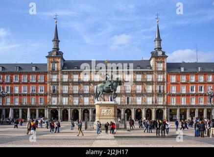 Besucher und Reiterstatue von König Steinbild III. Auf der Plaza Mayor in Madrid Centro, Spanien. Stockfoto