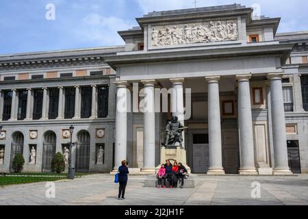 Besucher, die ein Familienfoto mit einer Statue des Künstlers Diego Velázquez am Eingang des Prado Museums in Madrid, Spanien, machen. Stockfoto