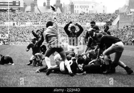 Five Nations Championship 1988. Wales – Schottland, Nationalstadion, Cardiff. Es ist der dritte Versuch Walisens und Ian Watkins, der Torschütze, ist ein glücklicher Mann am unteren Ende des Stapels. 20.. Februar 1988. Stockfoto