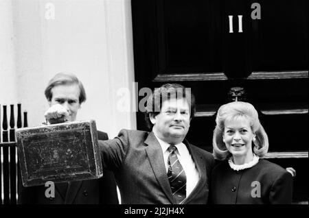 Budget Day bei No 11 Downing Street. Der Schatzkanzler, Nigel Lawson, mit seiner Frau Therese und dem berühmten Budgetfall. 17.. März 1987. Stockfoto