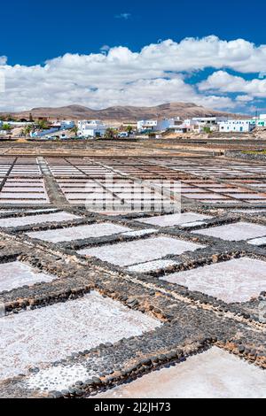 Verdunstungssalzbehälter, Las Salinas del Carmen, Fuerteventura, Kanarische Inseln, Spanien Stockfoto