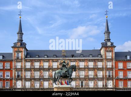 Reiterstatue von König Steinbild III. Auf der Plaza Mayor in Madrid Centro, Spanien. Stockfoto