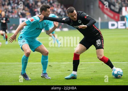 02. April 2022, Hessen, Frankfurt/Main: Fußball: Bundesliga, Eintracht Frankfurt - SpVgg Greuther Fürth, Matchday 28, Deutsche Bank Park. Der Frankfurter Filip Kostic (r) gegen Fürths Nick Viergever. Foto: Sebastian Gollnow/dpa - WICHTIGER HINWEIS: Gemäß den Anforderungen der DFL Deutsche Fußball Liga und des DFB Deutscher Fußball-Bund ist es untersagt, im Stadion und/oder vom Spiel aufgenommene Fotos in Form von Sequenzbildern und/oder videoähnlichen Fotoserien zu verwenden oder zu verwenden. Stockfoto