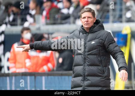 02. April 2022, Hessen, Frankfurt/Main: Fußball: Bundesliga, Eintracht Frankfurt - SpVgg Greuther Fürth, Matchday 28, Deutsche Bank Park. Frankfurter Trainer Oliver Glasner. Foto: Sebastian Gollnow/dpa - WICHTIGER HINWEIS: Gemäß den Anforderungen der DFL Deutsche Fußball Liga und des DFB Deutscher Fußball-Bund ist es untersagt, im Stadion und/oder vom Spiel aufgenommene Fotos in Form von Sequenzbildern und/oder videoähnlichen Fotoserien zu verwenden oder zu verwenden. Stockfoto