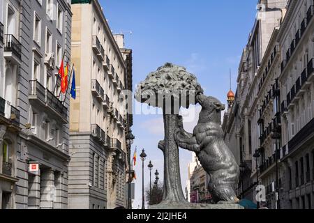 Statue des Bären und des Erdbeerbaums (El Oso y el Madroño), das Symbol von Madrid, in Madrid Centro, Spanien. Stockfoto