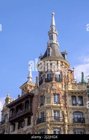 Apartmentgebäude an der Plaza de Canalejas in Madrid Centro, Spanien. Stockfoto