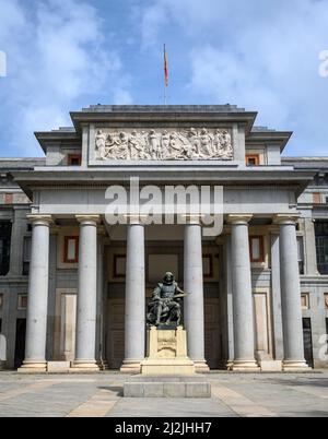 Eintritt zum Prado Museum in Madrid, Spanien, mit einer Statue des Malers Diego Velázquez. Stockfoto