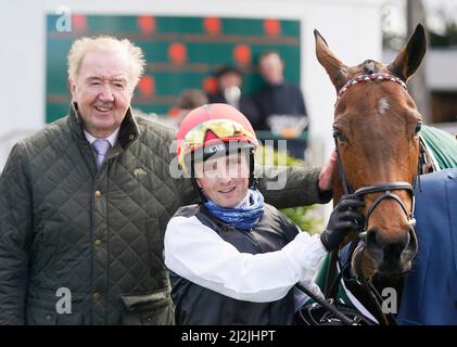 Obdachlose Lieder im Paradering mit Trainer Dermot Weld und Jockey Chris Hayes nach dem Gewinn des Ballylinch-Gestüts „Priory Belle“ 1.000 Guineas Trial Stakes während des Ballyinch Stud Classic Trials Day auf der Leopardstown Racecourse, Dublin. Bilddatum: Samstag, 2. April 2022. Stockfoto