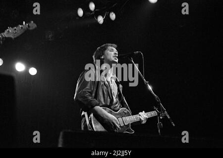 Der englische Musiker Dave Davies tritt am 22. Dezember 1982 mit den Kinks am Lyceum Theatre, London, England auf. Stockfoto