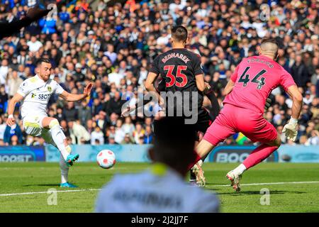 Jack Harrisons 22 von Leeds United macht einen Schuss und punktet #1-0 Stockfoto