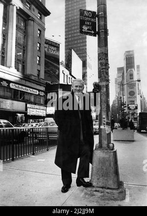 Edward Woodward Schauspieler, der Robert McCall in der amerikanischen tv-Serie The Equalizer spielt, aufgenommen in New York City (wo das Programm gefilmt wird) 28.. Februar 1987. Stockfoto