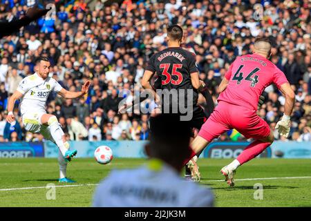 Leeds, Großbritannien. 02. April 2022. Jack Harrisons 22 von Leeds United macht einen Schuss und erzielt #1-0 in Leeds, Großbritannien am 4/2/2022. (Foto von James Heaton/News Images/Sipa USA) Quelle: SIPA USA/Alamy Live News Stockfoto