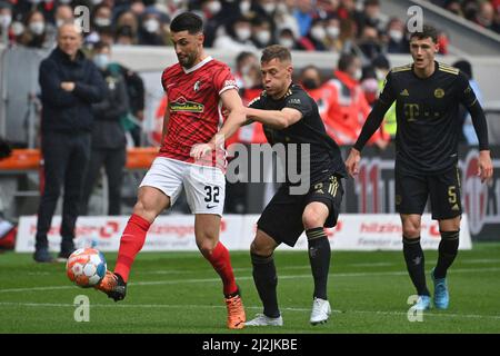 München, Deutschland. 02. April 2022. Joshua KIMMICH (FC Bayern München), Action, Duelle gegen Vincenzo GRIFO (SC Freiburg). Fußball 1. Bundesliga-Saison 2021/2022, 28.Spieltag, matchday28. SC Freiburg - FC Bayern München am 2.. April 2022, Europa Park Stadion. Kredit: dpa/Alamy Live Nachrichten Stockfoto