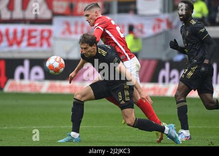 München, Deutschland. 02. April 2022. Leon GORETZKA (FC Bayern München), Action, Duelle gegen Roland SALLAI (SC Freiburg). Fußball 1. Bundesliga-Saison 2021/2022, 28.Spieltag, matchday28. SC Freiburg - FC Bayern München am 2.. April 2022, Europa Park Stadion. Kredit: dpa/Alamy Live Nachrichten Stockfoto
