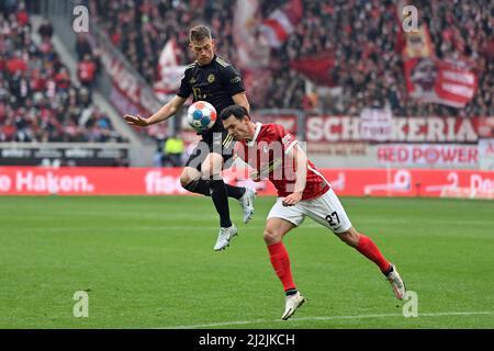 München, Deutschland. 02. April 2022. Joshua KIMMICH (FC Bayern München), Action, Duelle gegen Nicolas HOEFLER (SC Freiburg). Fußball 1. Bundesliga-Saison 2021/2022, 28.Spieltag, matchday28. SC Freiburg - FC Bayern München am 2.. April 2022, Europa Park Stadion. Kredit: dpa/Alamy Live Nachrichten Stockfoto