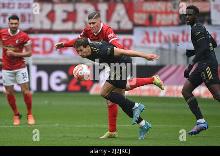 München, Deutschland. 02. April 2022. Leon GORETZKA (FC Bayern München), Action, Duelle gegen Roland SALLAI (SC Freiburg). Fußball 1. Bundesliga-Saison 2021/2022, 28.Spieltag, matchday28. SC Freiburg - FC Bayern München am 2.. April 2022, Europa Park Stadion. Kredit: dpa/Alamy Live Nachrichten Stockfoto