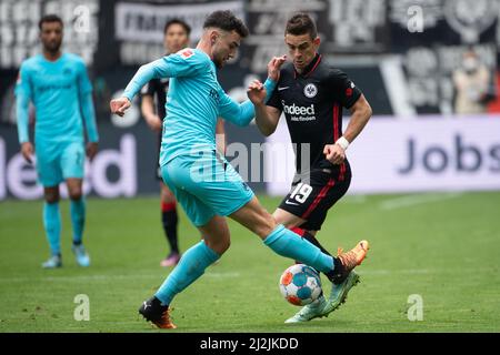 02. April 2022, Hessen, Frankfurt/Main: Fußball: Bundesliga, Eintracht Frankfurt - SpVgg Greuther Fürth, Matchday 28, Deutsche Bank Park. Fürths Maximilian Bauer (l.) gegen den Frankfurter Rafael Santos Borre. Foto: Sebastian Gollnow/dpa - WICHTIGER HINWEIS: Gemäß den Anforderungen der DFL Deutsche Fußball Liga und des DFB Deutscher Fußball-Bund ist es untersagt, im Stadion und/oder vom Spiel aufgenommene Fotos in Form von Sequenzbildern und/oder videoähnlichen Fotoserien zu verwenden oder zu verwenden. Stockfoto