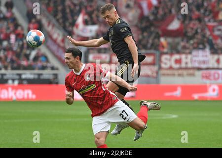 München, Deutschland. 02. April 2022. Joshua KIMMICH (FC Bayern München), Action, Duelle gegen Nicolas HOEFLER (SC Freiburg). Fußball 1. Bundesliga-Saison 2021/2022, 28.Spieltag, matchday28. SC Freiburg - FC Bayern München am 2.. April 2022, Europa Park Stadion. Kredit: dpa/Alamy Live Nachrichten Stockfoto