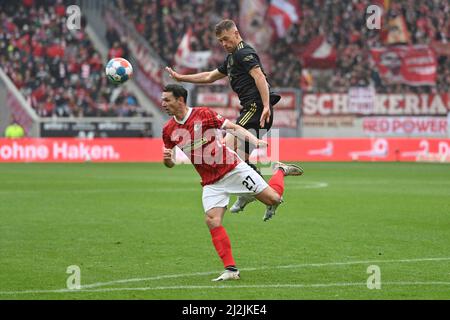 München, Deutschland. 02. April 2022. Joshua KIMMICH (FC Bayern München), Action, Duelle gegen Nicolas HOEFLER (SC Freiburg). Fußball 1. Bundesliga-Saison 2021/2022, 28.Spieltag, matchday28. SC Freiburg - FC Bayern München am 2.. April 2022, Europa Park Stadion. Kredit: dpa/Alamy Live Nachrichten Stockfoto