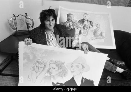 Ronnie Wood, abgebildet 1987 mit seinen Zeichnungen. Diese Zeichnungen würden schließlich in Farbe gemalt werden. Auf diesem Bild hält Ronnie seine Zeichnung von Kim Wilde (links) Madonna (Mitte) und Annie Lennox (rechts). Musiker aus dem Jahr 1980s. Im Hintergrund Louis Armstrong (links) Leon Bismark 'Bix' Beiderbecke (Mitte) und Bunk Johnson (rechts). Alle Musiker vom 1930s. Bild aufgenommen am 20.. Oktober 1987 Stockfoto