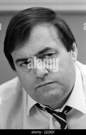 John Prescott MP, Mitglied des Parlamentes für Hull East und Schattenminister für Verkehr, im Büro, London, Donnerstag, 14.. April 1988. Stockfoto