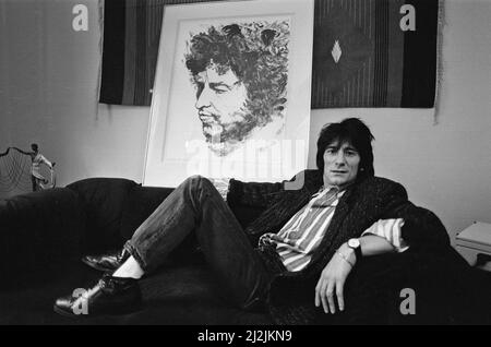 Ronnie Wood, abgebildet 1987 mit seinen Zeichnungen. In diesem Bild zeigt uns Ronnie seine Zeichnung von Bob Dylan. Bild aufgenommen am 20.. Oktober 1987 Stockfoto